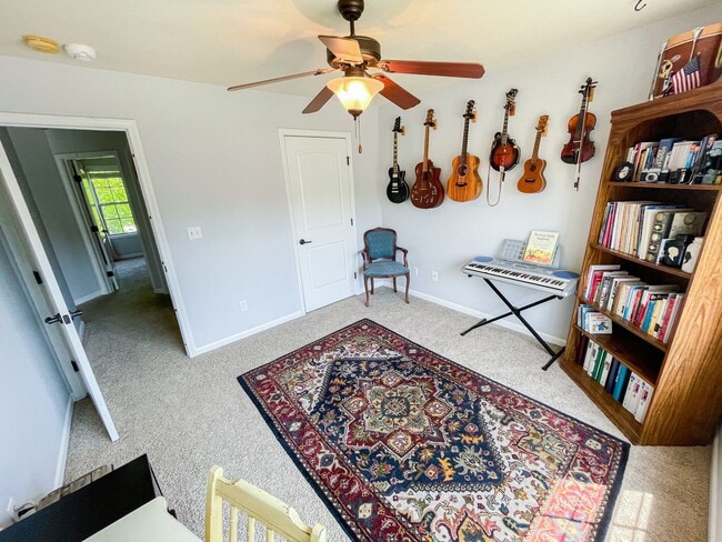 Building Photo - Beautiful 4 bedroom Near Post!