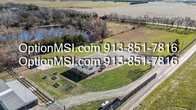 Building Photo - Country Charm Just Minutes From Lawrence!