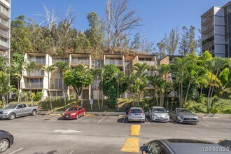 Building Photo - Move-In Ready 1-Bedroom 1 Bath Condo in Ce...