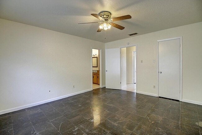 Building Photo - 2202 Saxony Dr