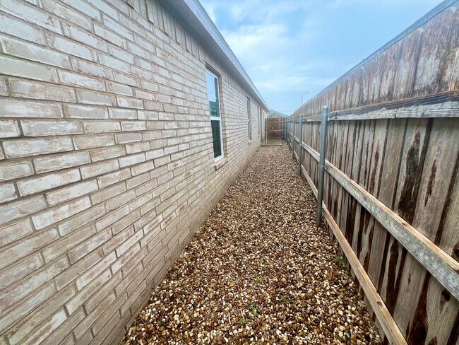 Building Photo - 1013 Preston Trails