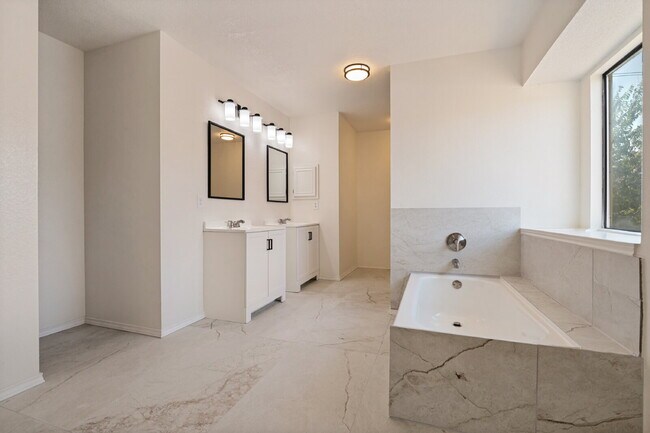 Building Photo - Completely Renovated Home in Arlington!