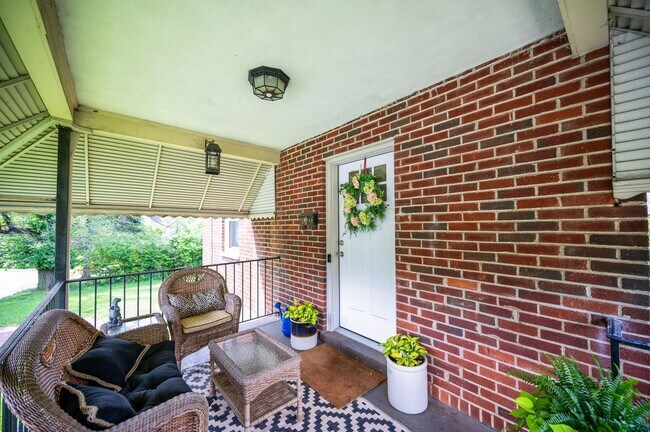 Building Photo - 3 Bedroom || 1.5 Bathroom Single Family Home