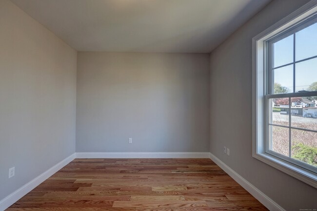 Building Photo - 326 Meadowside Rd