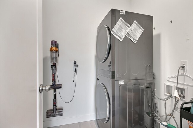 Building Photo - Stunning Modern Townhome in Sammamish!