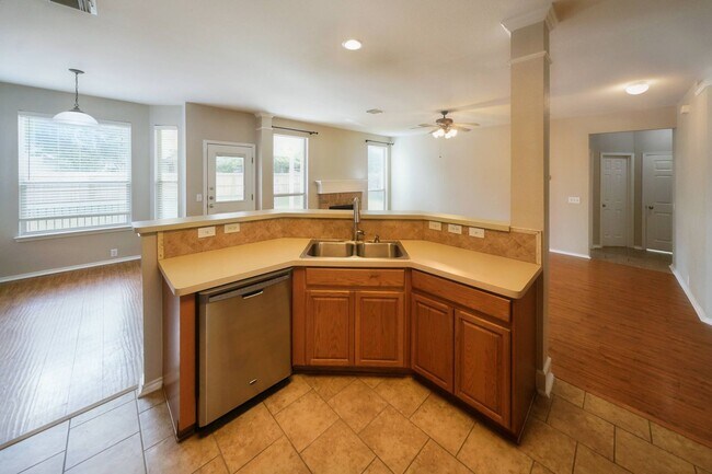Building Photo - 4736 Green Bluff Dr