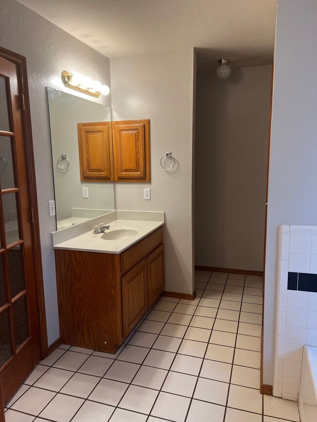 Building Photo - Beautiful edmond home for lease