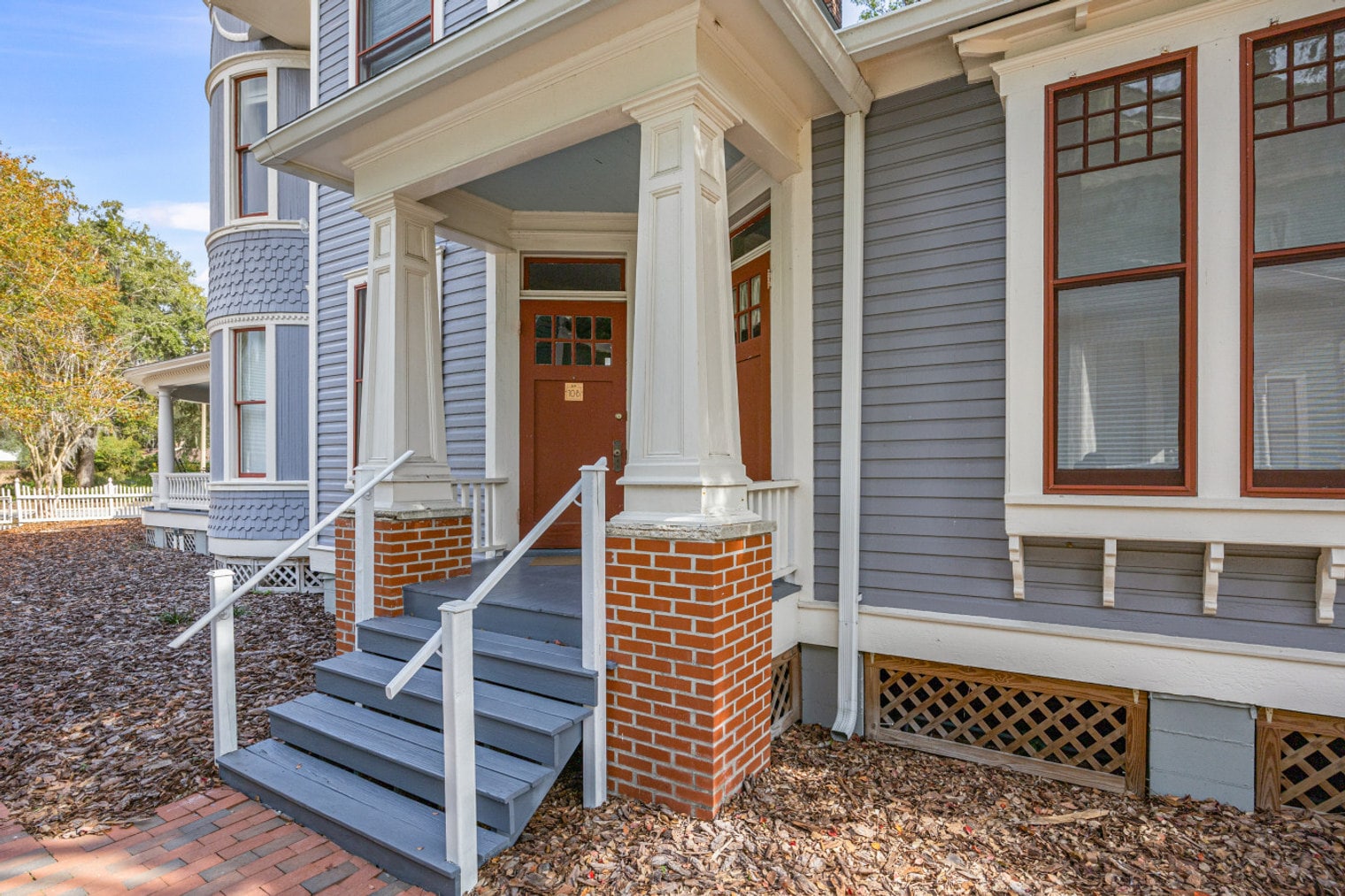 Building Photo - 205 SE 7th St