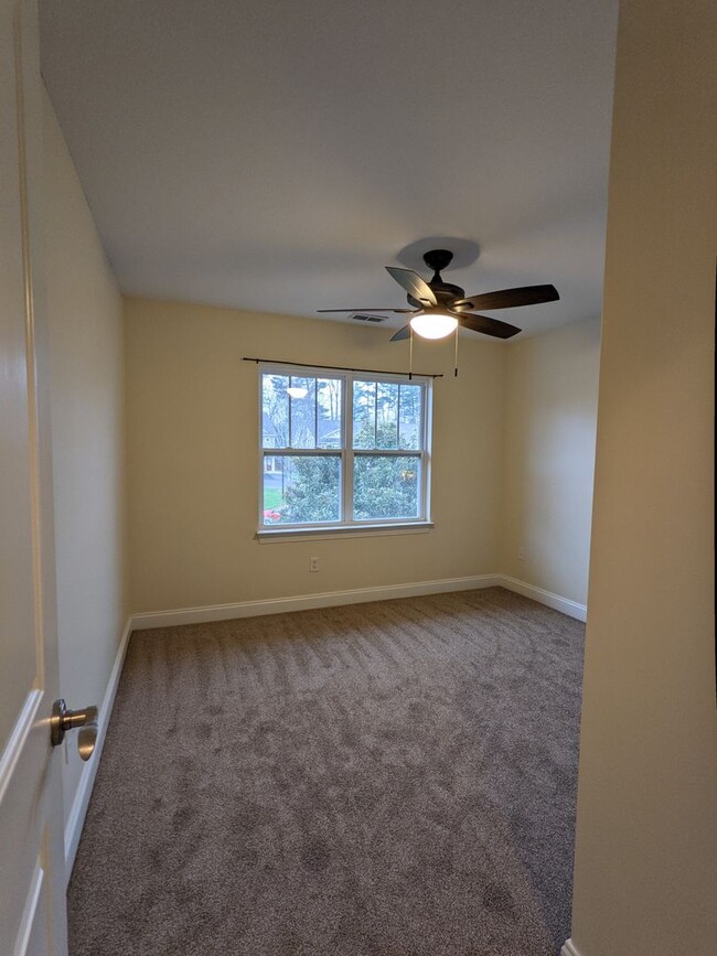 Building Photo - Spacious Condo off Hendersonville Rd- lots...