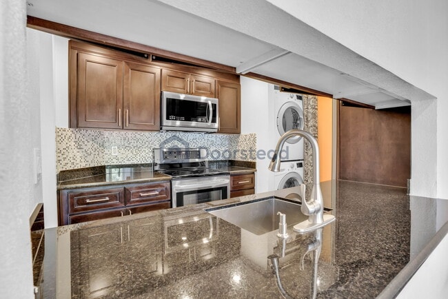 Building Photo - 2709 Oak Road Unit E