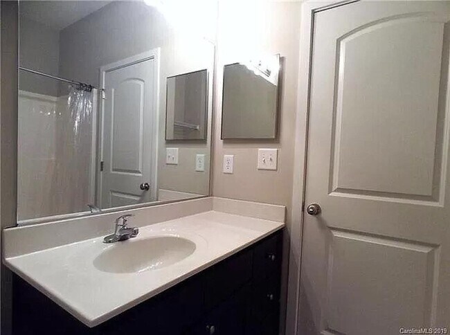 Building Photo - Room in 3 Bedroom Townhome at Seigle Point Dr