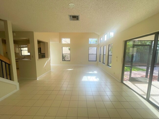 Building Photo - Spacious 3Bed/2.5Bath/Garage Home in Via V...