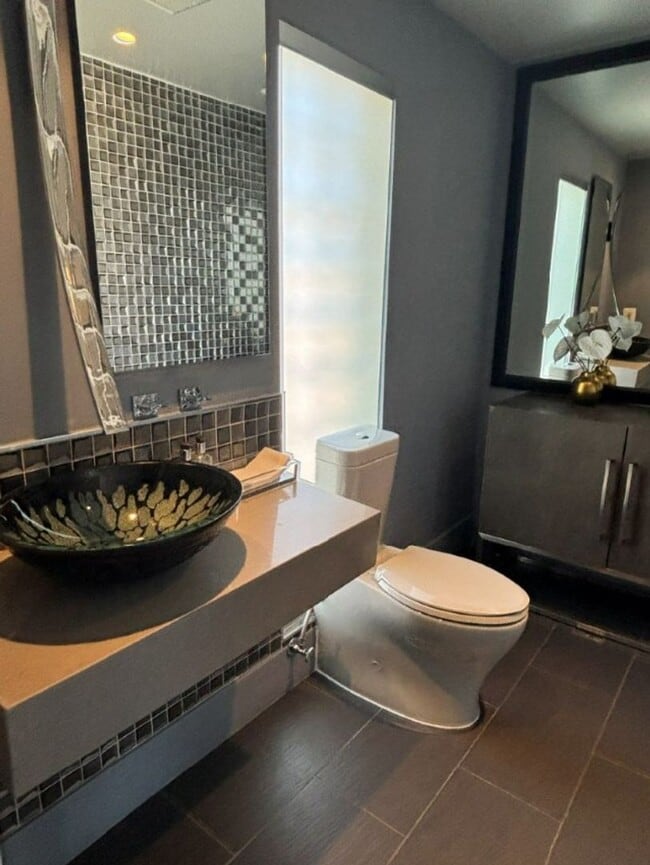 Building Photo - Stunning Views from this Spectacular and Stylish Penthouse in heart of Adams Morgan with PARKING.