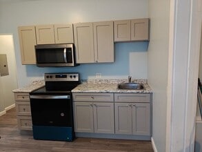 Building Photo - 115 Maple St