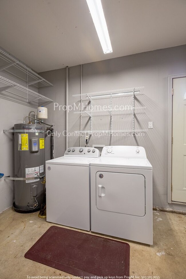 Building Photo - Charming Three Bedroom Awaits in West Linn!