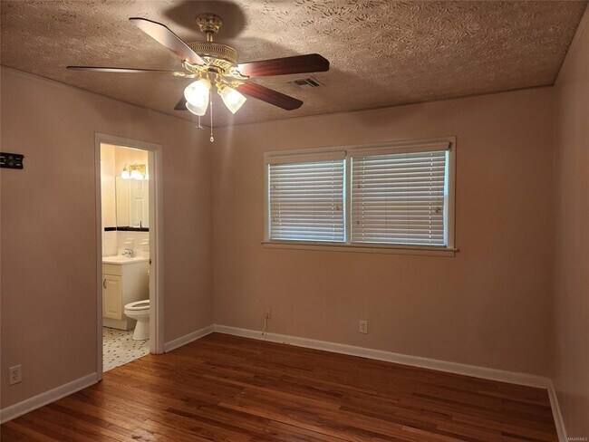 Building Photo - 606 Fairview Ave