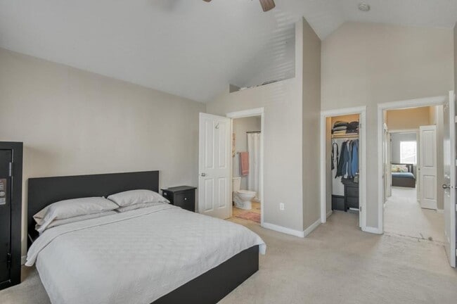 Building Photo - 2528 NW 2nd Terrace