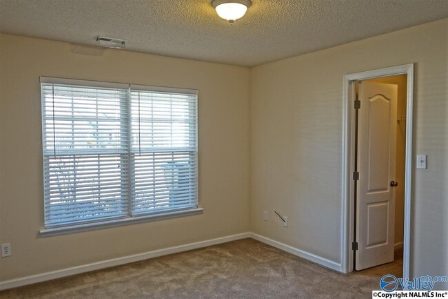 Building Photo - 106 NW Wittington Ln