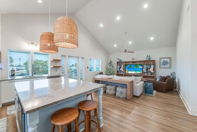 Building Photo - 119 6th St