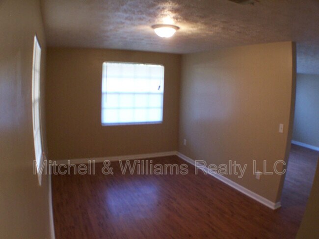 Building Photo - 2134 Danson St