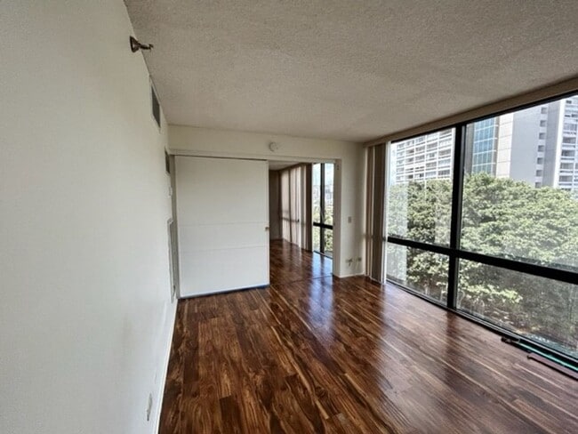 Building Photo - Beautiful & Convenient Punahou/Makiki 3-BR, 2-BA, 2-Parking