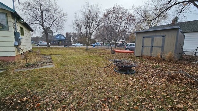 Building Photo - Large Corner Lot House