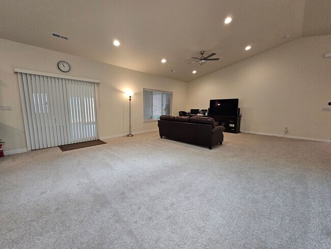 Building Photo - Spacious 4-bedroom Retreat