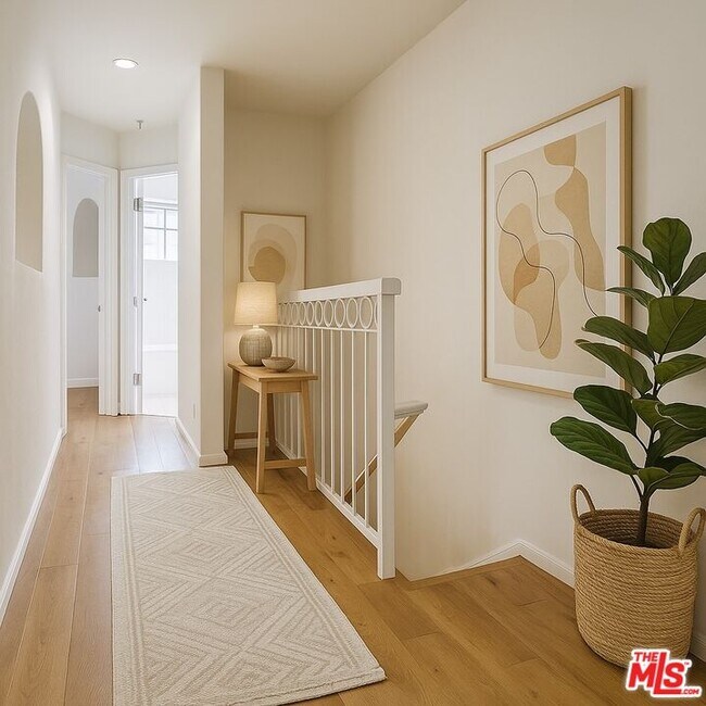 Building Photo - 852 N Poinsettia Pl
