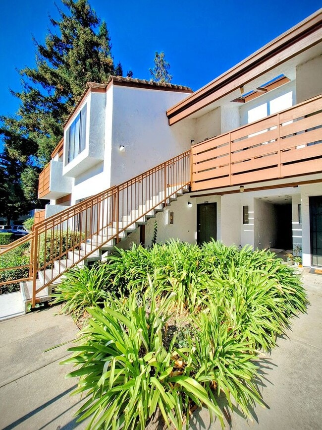 Building Photo - Spacious First Floor 2bd Condo With Laundr...