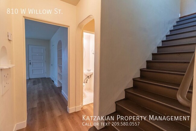 Building Photo - Large 2-Story 1-Bedroom 1.5 Bath Midtown T...