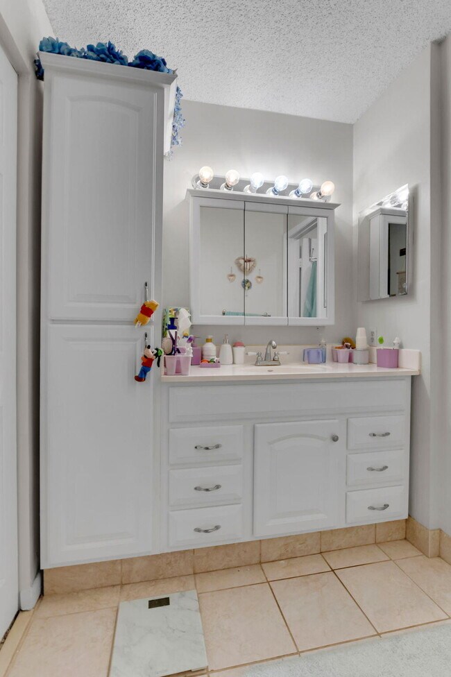 Building Photo - 7890 Lago Del Mar Dr