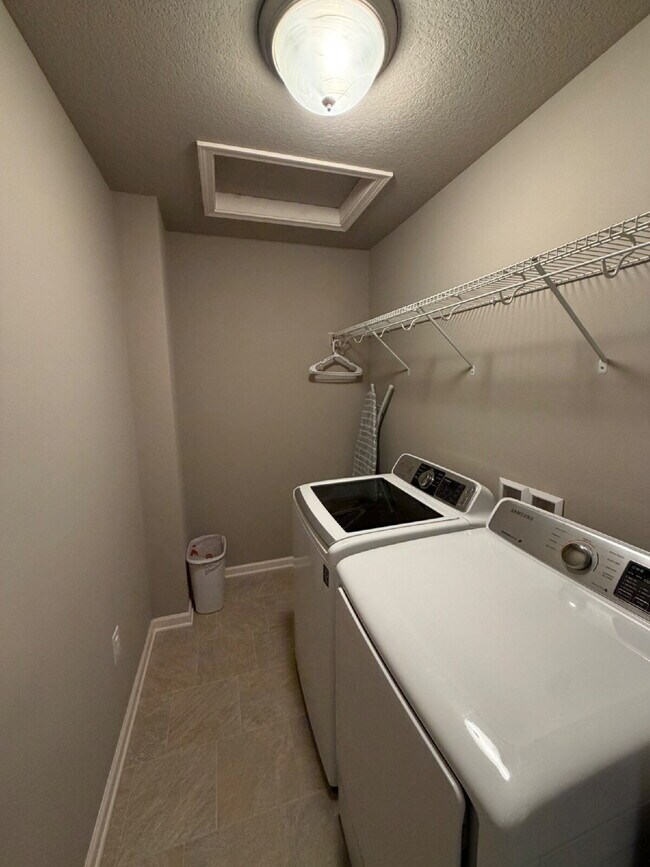 Building Photo - Charming 3-Bed 2.5-Bath Townhouse with Granite Finishes Near Jordan Creek Town Center