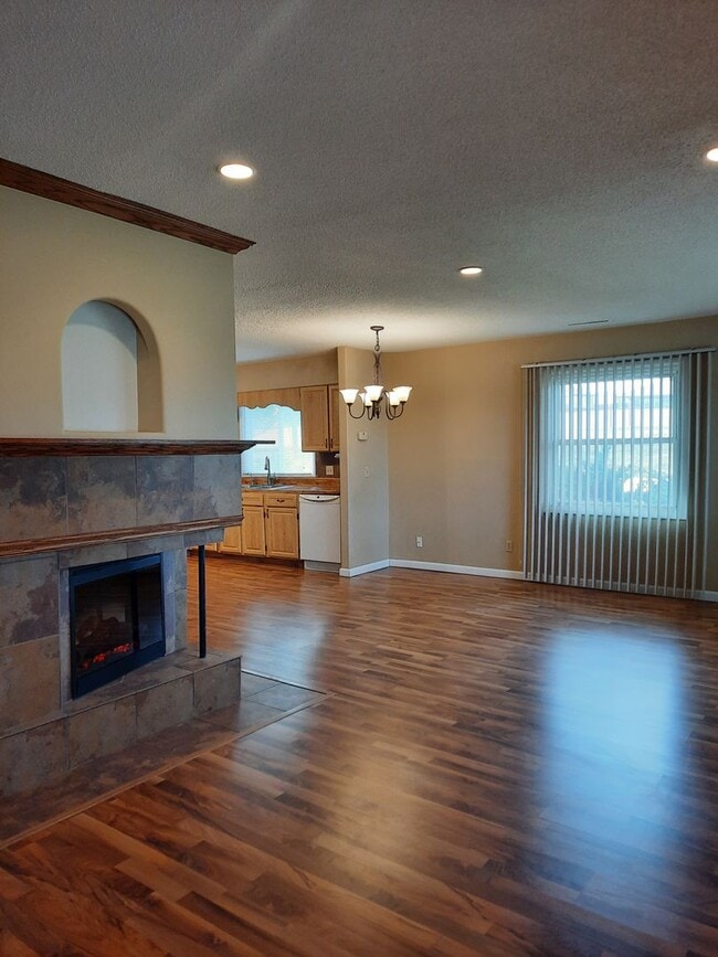 Building Photo - 3 BED | 1 BATH | SINGLE GARAGE | SOUTH