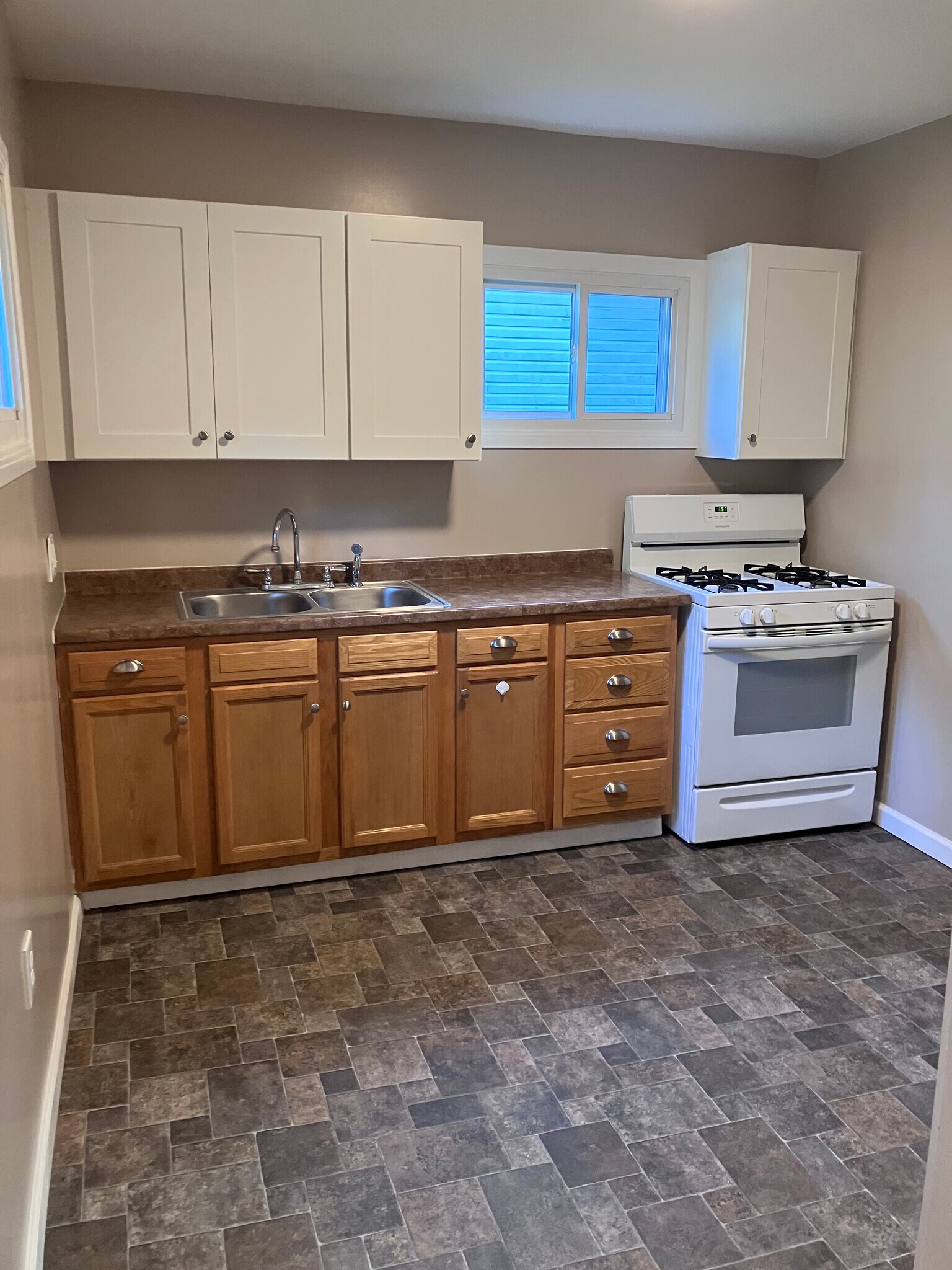 kitchen - 372 N Madison Ave