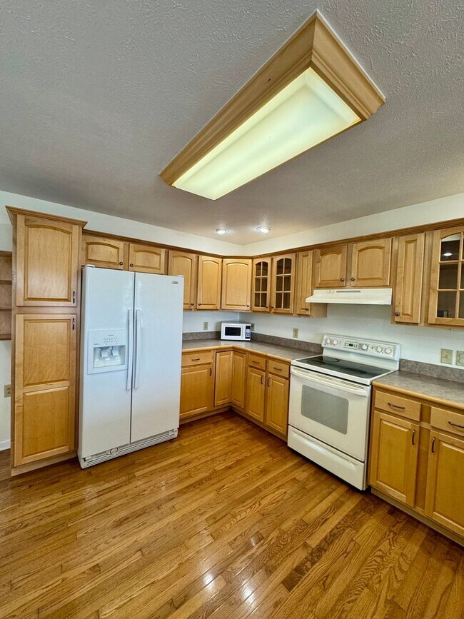 Building Photo - House for Rent in Broadway