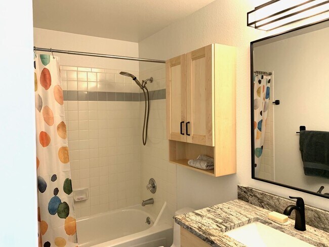 Building Photo - Turnkey 2 BDR/2BA Boulder Condo