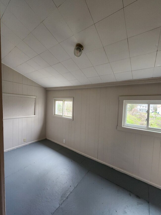 Building Photo - Three Bedroom in Alton