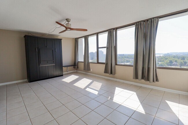 Building Photo - 410 W 7th St