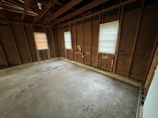 Building Photo - MOVE IN SPECIAL! 1ST MONTH RENT FREE! JUST...