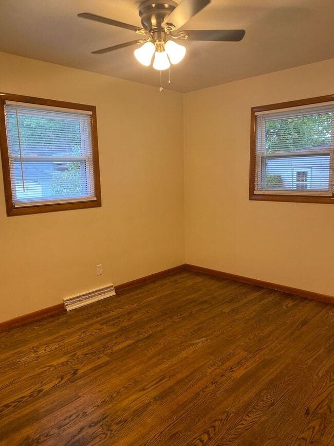 Building Photo - 343 Beverly Hills Dr