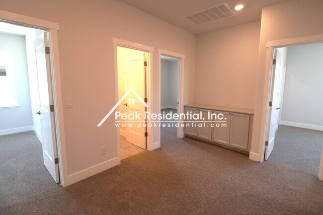 Building Photo - 4 br, 3 bath House - 8200 Triplefin Way