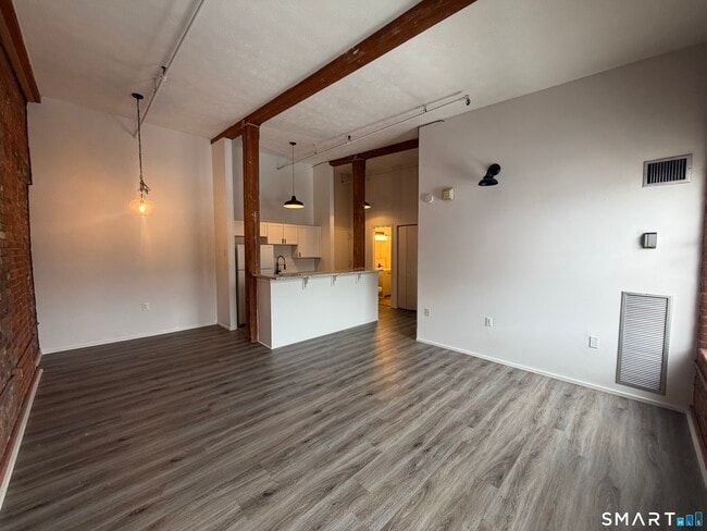 Building Photo - 222 Williams St E