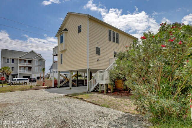 Building Photo - 1401 S Shore Dr