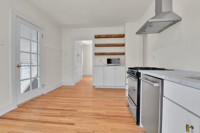 Building Photo - $2,600.00, 1 bed + non-conforming room, 1 ...