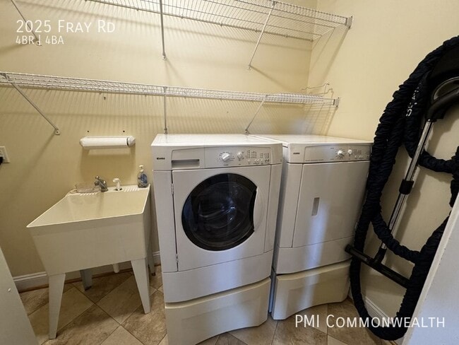 Building Photo - 4 Bed / 3.5 Bath Single Family (Available ...