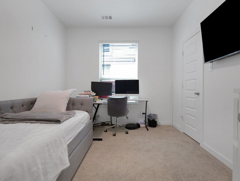 Building Photo - 3936 Mercedes Bend