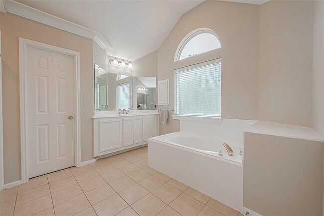 Building Photo - 1618 Savannah Dr