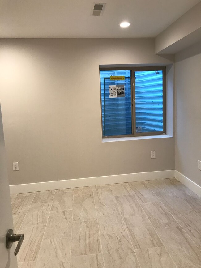 Building Photo - Bi-level 2fl 3fl 4B3B unit | Walking dista...