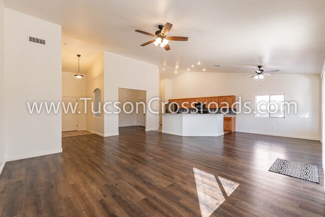 Building Photo - 4 Bedroom / 2 Bathroom Home