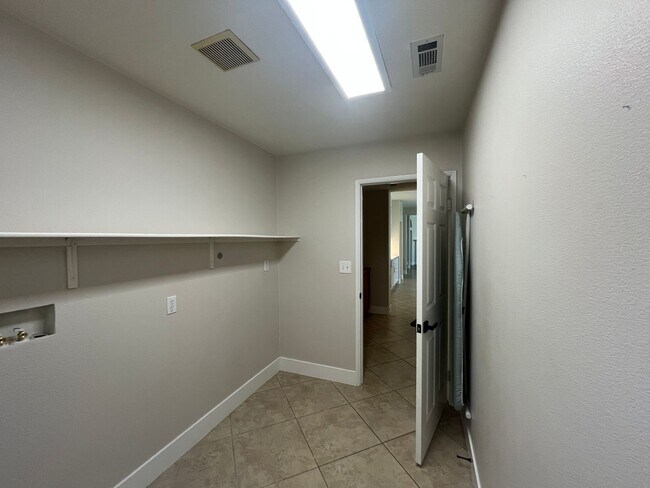 Building Photo - Spacious 5 Bedroom/3 Bath Home in Eastvale.